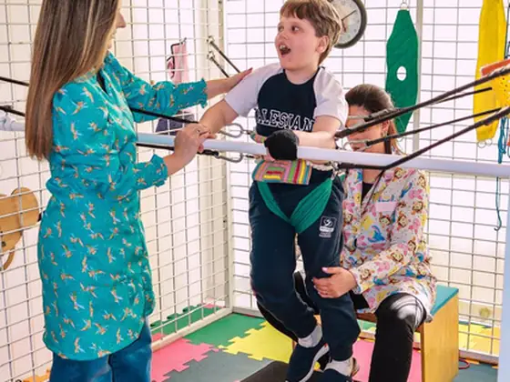 Fisioterapeutas conduzindo sessão de controle postural