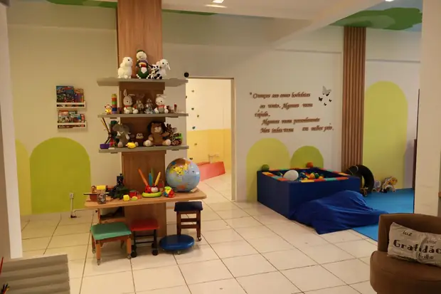 Sala de brinquedos e estímulo sensorial da clínica