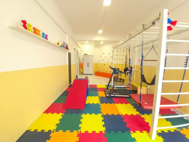 Estante com materiais terapêuticos