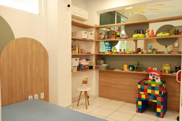 Recepção da clínica com prateleiras de brinquedos