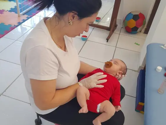 Terapia manual pediátrica em bebê
