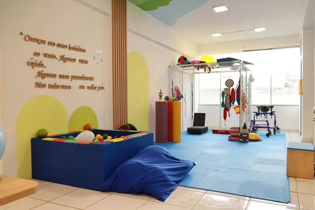 Sala de atendimento com piscina de bolinhas